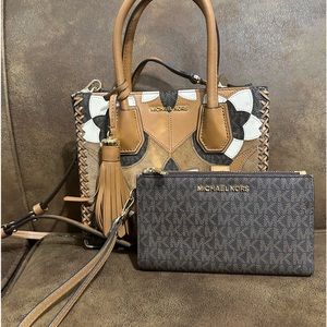 BEAUTIFUL Authentic Michael Kors crossbody bag with wallet